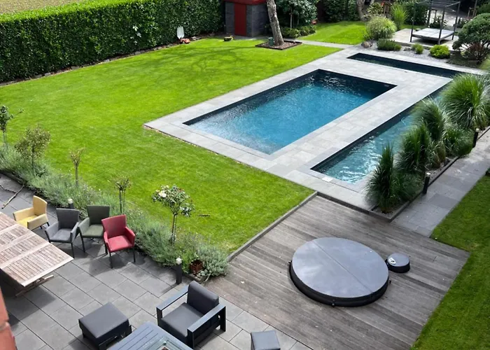 Herrenhaus Mit Pool-landschaft Villa *